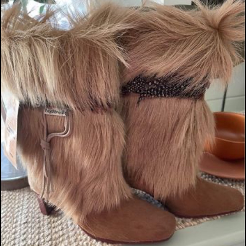 NWT bear paw fur boots